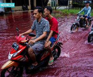 Nước lũ màu đỏ tràn vào ngôi làng ở Indonesia
