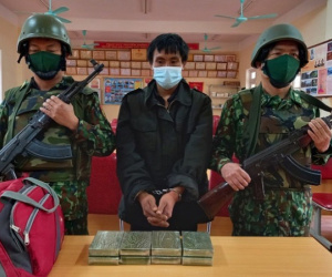 Mang 8 bánh heroin nhập cảnh vào Việt Nam