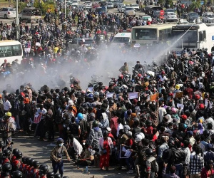 Cảnh sát Myanmar dùng vòi rồng giải tán người biểu tình