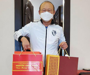 Thủ tướng Nguyễn Xuân Phúc tặng quà Tết cho HLV Park Hang Seo