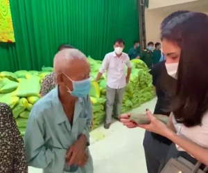 Thủy Tiên phát tiền cho người nghèo ở miền Tây, 1 cụ ông bật khóc nức nở, được cho thêm tiền