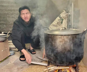 Đoàn Văn Hậu đúng chuẩn 'ra đường anh là cá mập, về nhà anh là cá con', cầu thủ chuyên nghiệp nổi tiếng cỡ nào, nhưng Tết về vẫn ngồi góc bếp trông nồi bánh chưng