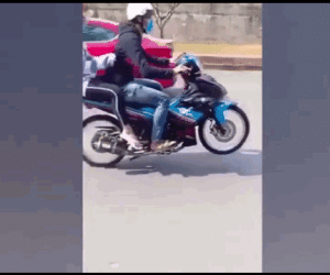 Video: Rồ ga bốc đầu, nam thanh niên khiến bạn gái ngã 'sấp mặt'