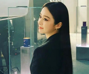 Hình ảnh lạ lẫm của Kim Tae Hee trong hậu trường quay quảng cáo, nhìn đến ảnh cận mặt mới ngỡ ngàng nhan sắc