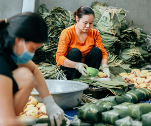 Làng bánh chưng Tranh Khúc nhộn nhịp vụ Tết: Những người thợ được 'lập trình' cứ 30 giây xong một chiếc bánh, phải chế cho được nồi chứa 400 chiếc bánh mới chịu 'nổi lửa'