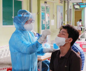 TP.HCM phát hiện thêm 2 nhân viên sân bay Tân Sơn Nhất nghi nhiễm Covid-19