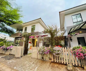 Biệt thự triệu đô của Nhật Kim Anh được trang hoàng rực rỡ đón Tết, cây mai 600 triệu đồng chiếm spotlight