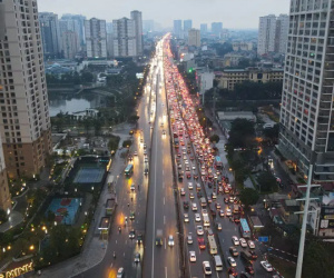 Ảnh: Người dân ùn ùn rời Hà Nội, đội mưa về quê ăn Tết, đường vành đai 3 tắc dài hàng km