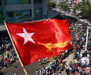 Myanmar: Quân đội đột kích trụ sở đảng NLD, cảnh sát bắt đầu về phe người biểu tình