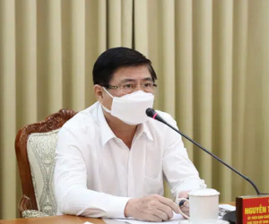Chủ tịch UBND TP.HCM nhắn nhủ người dân khi tham quan đường hoa dịp Tết: 'Tôi chụp ảnh đeo khẩu trang thấy vẫn đẹp như thường'