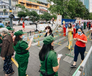 Ảnh: Người Sài Gòn xếp hàng đo thân nhiệt, đeo khẩu trang vào 'check in' đường hoa Nguyễn Huệ