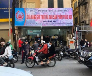 Ảnh: Người dân Hà Nội chen chúc mua pháo hoa về chơi Tết