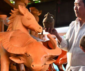 Làng gốm 500 tuổi ở Hội An tất bật nặn linh vật bán Tết: 'Vì Covid-19 nên tôi cũng không dám làm nhiều'