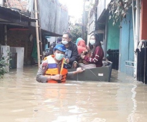 Lũ lụt gây mất điện, sơ tán ở thủ đô Jakarta của Indonesia