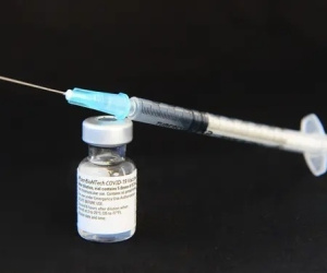Nhật Bản sẽ bỏ phí hàng triệu liều vaccine vì thiếu bơm tiêm