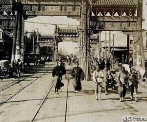 Loạt ảnh hiếm khắc họa rõ nét ngày Tết thời nhà Thanh: Người dân đi lại tấp nập khắp phố xá, pháo là thứ không thể thiếu trong ngày đầu năm