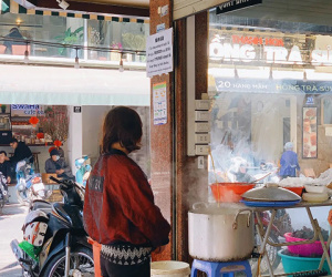 Hàng xôi Yến 'huyền thoại' ở Nguyễn Hữu Huân bỗng biến thành hàng... bánh cuốn: cả trăm lượt người đi vào rồi lại ngậm ngùi đi ra?