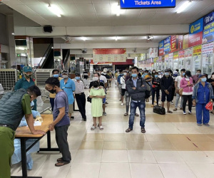 Thần tốc lấy mẫu xét nghiệm Covid-19 toàn bộ nhân viên, hành khách tại bến xe Miền Đông trong đêm 30 Tết