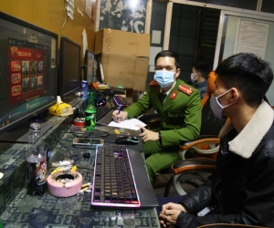 Chơi game online trong quán net giữa vùng dịch, 7 thanh niên được đưa đi cách ly tập trung tự trả phí