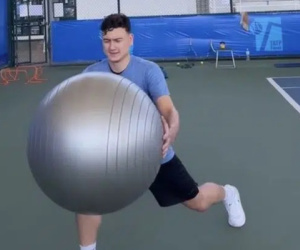 Đặng Văn Lâm tập trên sân tennis, cựu thủ môn tuyển Việt Nam nêu nhận định đáng lo