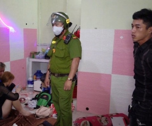 Dùng bình xịt hơi cay khống chế nhóm đối tượng “bay lắc” ma túy