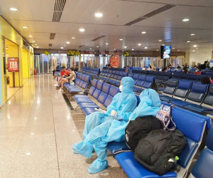 Tân Sơn Nhất vắng vẻ chiều 30 Tết, hành khách mặc đồ bảo hộ, áo mưa kín mít mệt mỏi chờ về quê