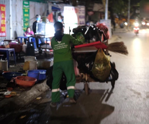 Công nhân vệ sinh miệt mài thu gom rác chiều 30 Tết: 'Chắc phải qua Giao thừa mới có thể về nhà đón Tết cùng gia đình!'