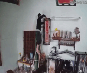 Người đàn ông trang trí nhà ngày Tết và khoảnh khắc đau điếng cả người