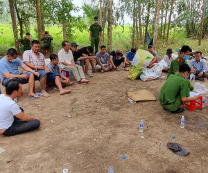 Trưởng công an huyện hóa trang thành con bạc, trường gà 'khủng' bị đánh úp
