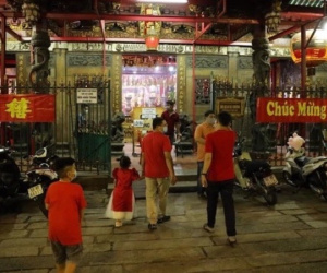 Ảnh: Người dân TP.HCM nô nức đi chùa cầu bình an trong đêm Giao thừa