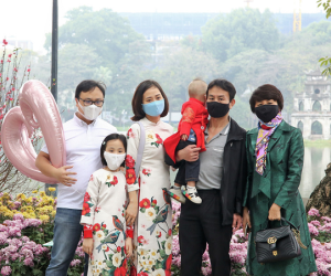 Người dân Hà Nội diện áo dài nô nức đi du xuân sáng mùng 1 Tết