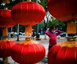 Người Vũ Hán chen chân sắm sửa sau một năm mất Tết vì COVID-19