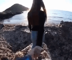 Đang quay video theo trend 'nắm tay em đi khắp thế gian' ở mỏm đá, cô gái xinh bị bạn trai xô ngã nằm bất động