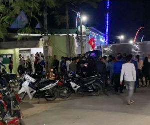 Xe tải lao vào nhà dân, 4 người uống trà sữa bị thương