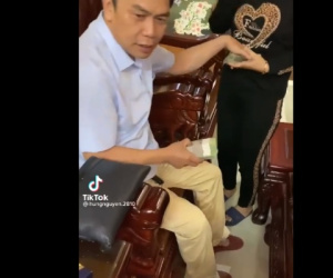 Xôn xao clip ông bố xòe cọc tiền vài chục triệu lì xì cho mỗi người một 'bó', dân mạng gọi nhau quả con nhà người ta đây rồi!