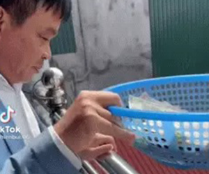 Ông bố lì xì con cháu bằng 'cơn mưa tiền' gây sốt, nhưng hành động này lại gây tranh cãi khi chẳng thể hiểu mục đích để làm gì?