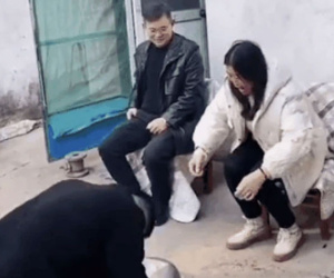 Phong tục năm mới gây tranh cãi trên MXH Trung Quốc hiện tại: Đập đầu vào thau nhôm để chúc Tết, tiếng kêu càng to càng có nhiều may mắn