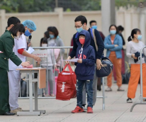 Cận cảnh gỡ rào và bỏ cách ly cho học sinh, phụ huynh cùng giáo viên trường Tiểu học Xuân Phương