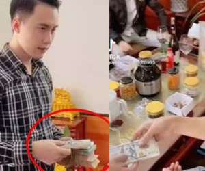 Netizen ào ào 'xin vía' thanh niên từng học dốt nhất nhà lì xì cho người thân cả xấp tiền đô, nhìn thôi đã thấy chóng mặt!