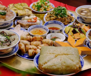Ngộ độc thực phẩm thường gặp trong Tết: Xử lý tại nhà thế nào mới đúng?
