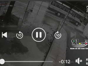 Clip: Khoảnh khắc xe khách đâm vào cổng chào ở Hưng Yên, cabin sập, kính vỡ tan tành