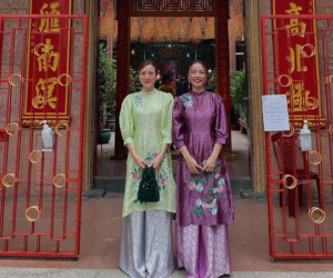 Sao Việt mặc gì đi lễ chùa đầu năm: Lệ Quyên, Angela Phương Trinh nền nã với áo dài, Sun Ht và Chi Pu lại gây tranh cãi