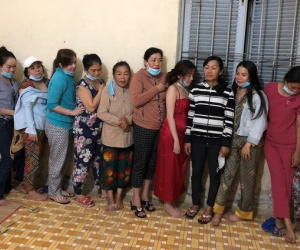 Triệt phá sới bạc ngày Tết của quý bà trong căn nhà hoang