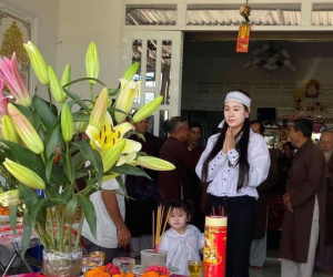 Vợ tổ chức lễ cúng 49 ngày cho cố NS Vân Quang Long, xót xa hình ảnh con thơ mặc áo tang ngơ ngác bên mẹ