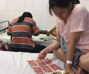 Tết mà phải đi đẻ: Bà bầu vác hẳn bộ lô tô, đĩa trái cây vào phòng chờ sinh rủ 'bạn cùng phòng' nhập cuộc