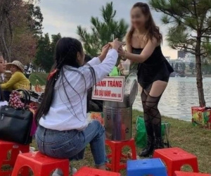 Cô gái gây khó hiểu khi diện đầm không dây, kèm tất lưới hở đùi táo bạo để... đứng bán đồ ăn vặt ở hồ Than Thở, Đà Lạt