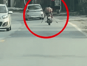 Clip: Thanh niên 2 tay cầm 2 dao 'phóng lợn', điều khiển xe máy bằng chân khiến bao người khiếp sợ