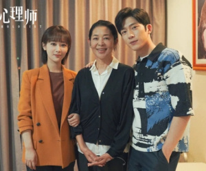 Dương Tử chụp ảnh hậu trường cùng mẹ xinh đẹp, đáng chú ý là vị trí đứng của Tỉnh Bách Nhiên