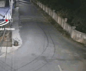 Video: Thanh niên văng lên không sau cú tông kinh hoàng