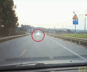 Video: Tài xế đánh lái xuất thần, cứu mạng thanh niên đi xe kiểu tự sát